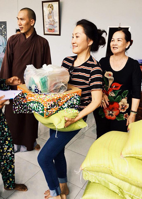 Hình ảnh Hồng Đào giản dị trong một chuyến đi từ thiện.