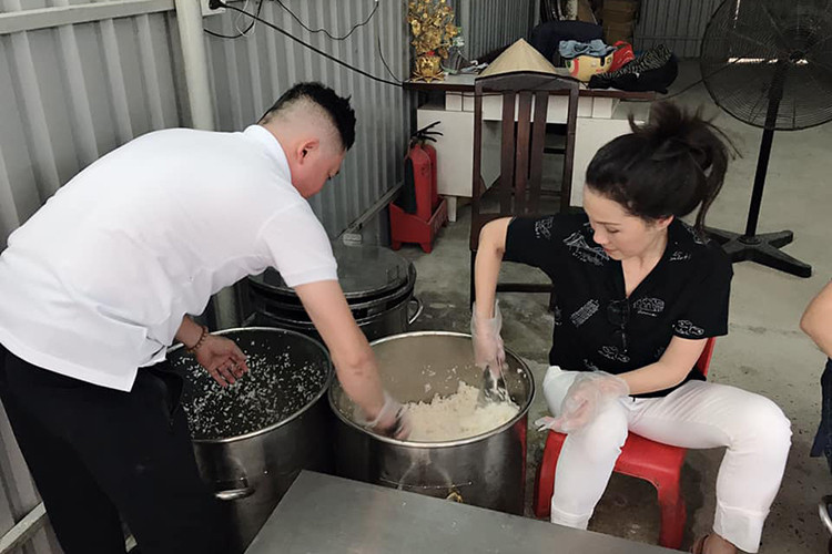 Nữ nghệ sĩ khá chăm chỉ làm từ thiện, tham gia các hoạt động mang tính chất cộng đồng.