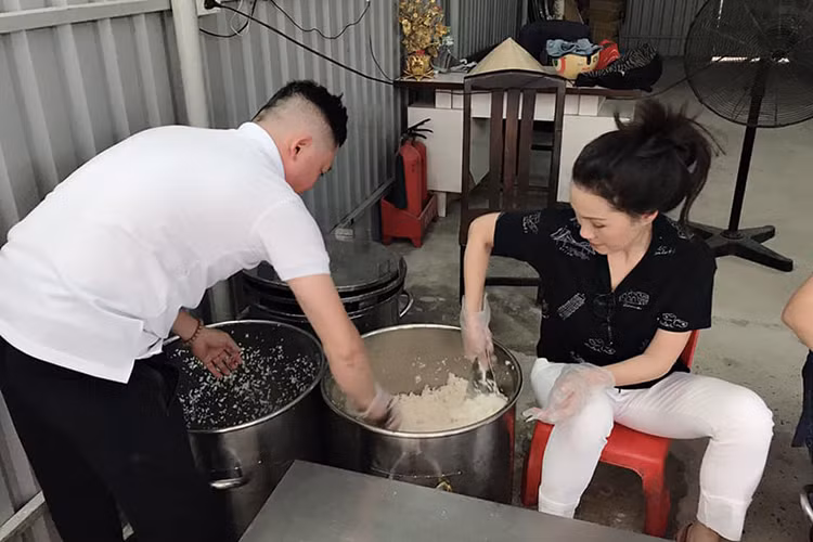 Nữ nghệ sĩ khá chăm chỉ làm từ thiện, tham gia các hoạt động mang tính chất cộng đồng.