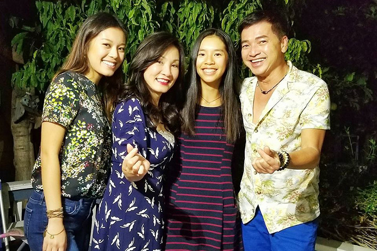 Thời gian rảnh rỗi, Hồng Đào và Quang Minh thường xuyên đưa hai cô con gái đi ăn.