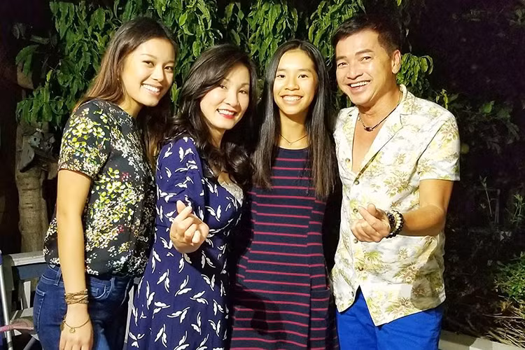 Thời gian rảnh rỗi, Hồng Đào và Quang Minh thường xuyên đưa hai cô con gái đi ăn.