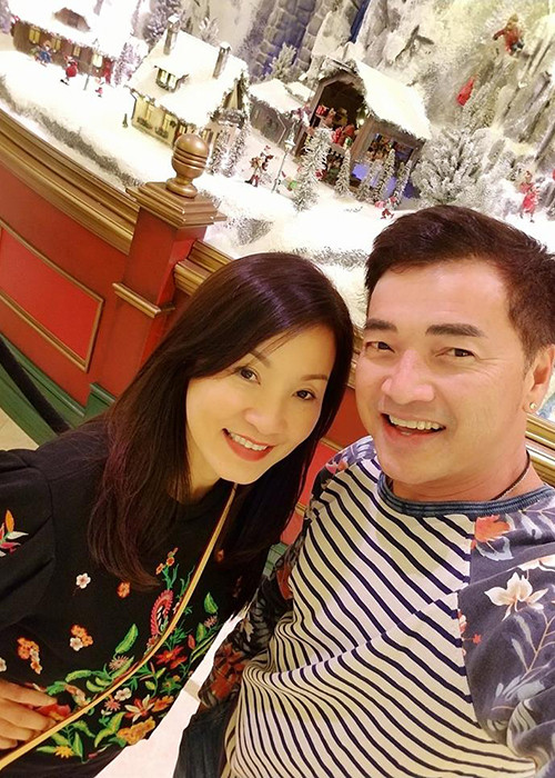 Theo Thế giới trẻ thời điểm Quang Minh - Hồng Đào làm thủ tục ly hôn cả hai cùng đóng phim "Ngôi nhà bươm bướm". Khi không diễn, cả hai gần như không nói chuyện. Tuy nhiên, khi nhập vai, Hồng Đào và Quang Minh vẫn tương tác ăn ý.