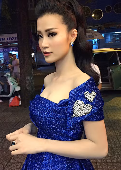 Suốt 10 năm hẹn hò, Đông Nhi và Ông Cao Thắng luôn quấn quýt không rời.