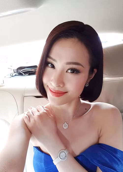 Đến nay, Đông Nhi đã sẵn sàng bước vào cuộc hôn nhân với Ông Cao Thắng sau 10 năm hẹn hò đầy ngọt ngào.