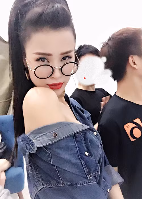 Nữ ca sĩ không ngại khoe vòng một quyến rũ.