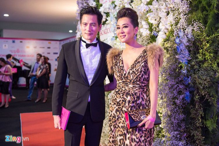 Anh thường xuyên tháp tùng bạn gái hơn tuổi tham gia các hoạt động giải trí. Ảnh: Zing