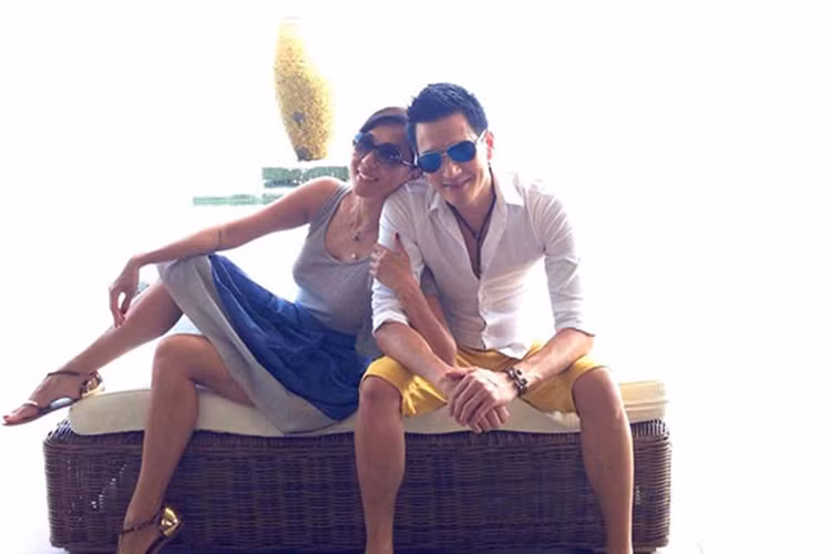 Hình ảnh cặp đôi lệch tuổi hạnh phúc bên nhau trong một chuyến du lịch.