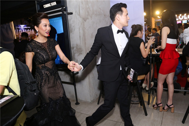 Kỳ Duyên chia sẻ, bạn trai luôn thể tình cảm và sự quan tâm dành cho cô từ việc đi theo xách giỏ, giày ví. Ảnh: Yan