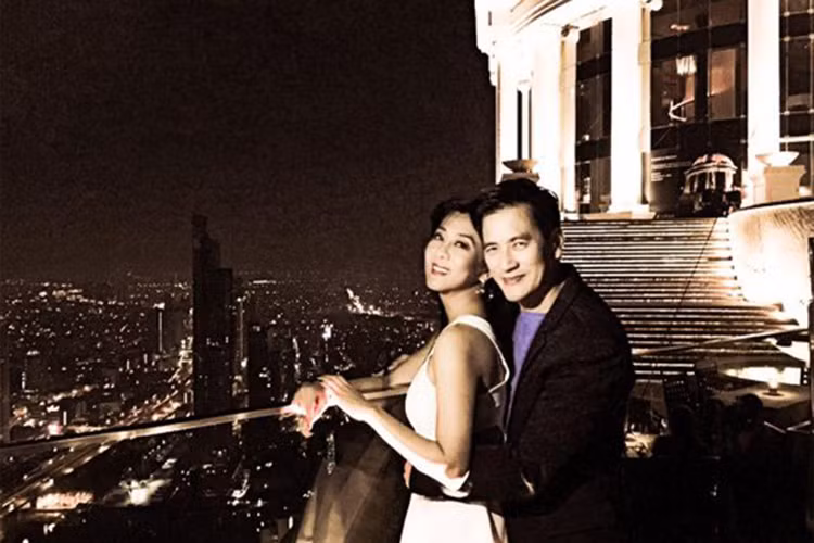 Doanh nhân Duy Hân luôn tỏ ra chiều chuộng MC Kỳ Duyên.