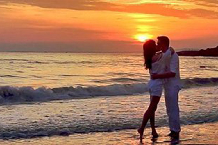 Hình ảnh Kỳ Duyên khóa môi Duy Hân trong một khung cảnh lãng mạn.