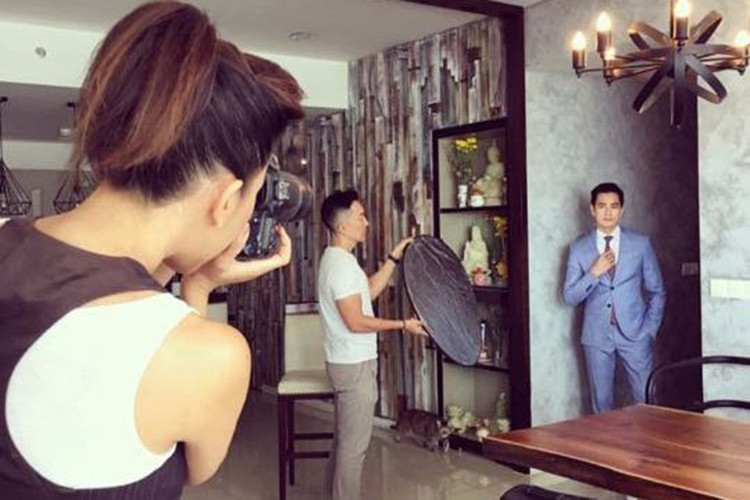 Nữ MC thậm chí trở thành nhiếp ảnh gia của Duy Hân.