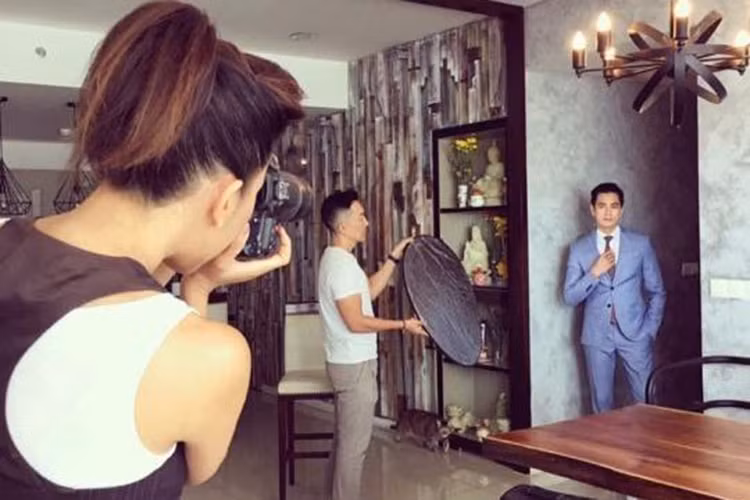 Nữ MC thậm chí trở thành nhiếp ảnh gia của Duy Hân.