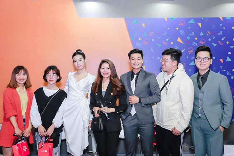  Đỗ Mỹ Linh hiện làm biên tập viên cho VTV và có mối quan hệ thân thiết với BTV Ngọc Trinh.