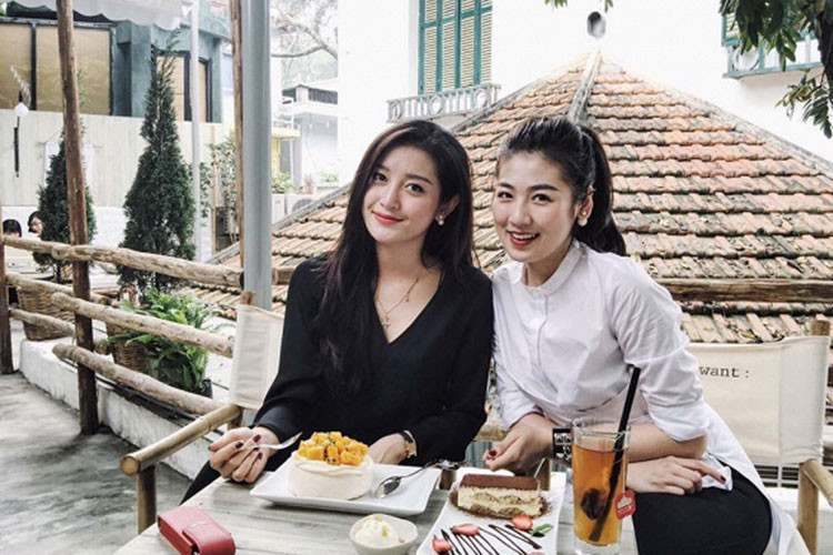 Điểm trùng hợp, Đỗ Mỹ Linh, Tú Anh lẫn Huyền My đều đầu quân cho VTV, thân thiết với BTV Ngọc Trinh và bước ra từ cuộc thi Hoa hậu Việt Nam.