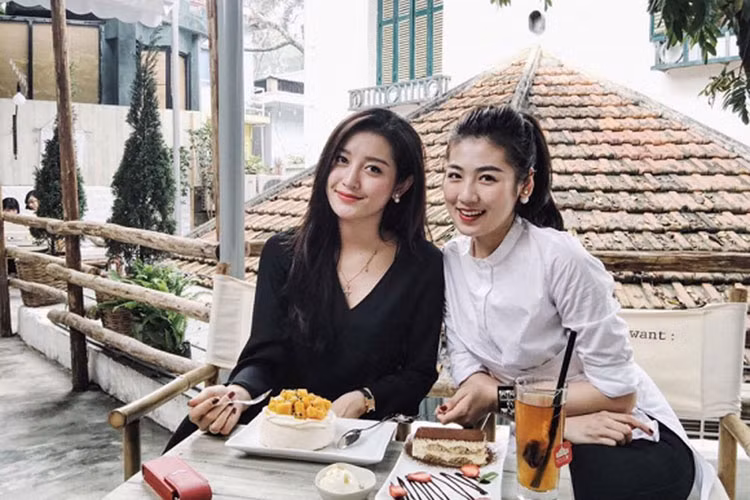 Điểm trùng hợp, Đỗ Mỹ Linh, Tú Anh lẫn Huyền My đều đầu quân cho VTV, thân thiết với BTV Ngọc Trinh và bước ra từ cuộc thi Hoa hậu Việt Nam.