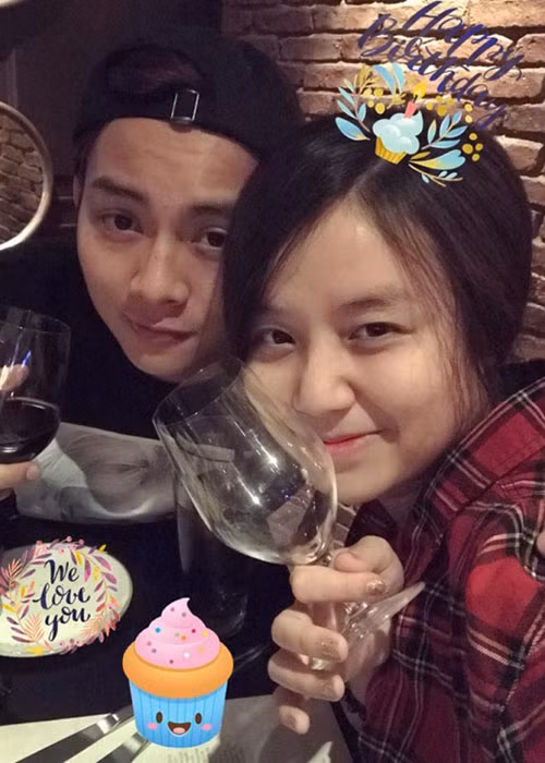 Đến nay, ở tuổi 24, con nuôi của danh hài Hoài Linh đã là ông bố hai con.