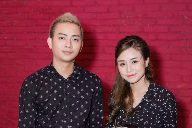 Trong cuộc phỏng vấn trên Yan mới đây, Hoài Lâm xác nhận chuyện đã đăng ký kết hôn với Hoàng Ngọc, cả hai còn có hai cô con gái: một bé gần 2 tuổi, 1 bé gần 1 tuổi. Ảnh: Zing