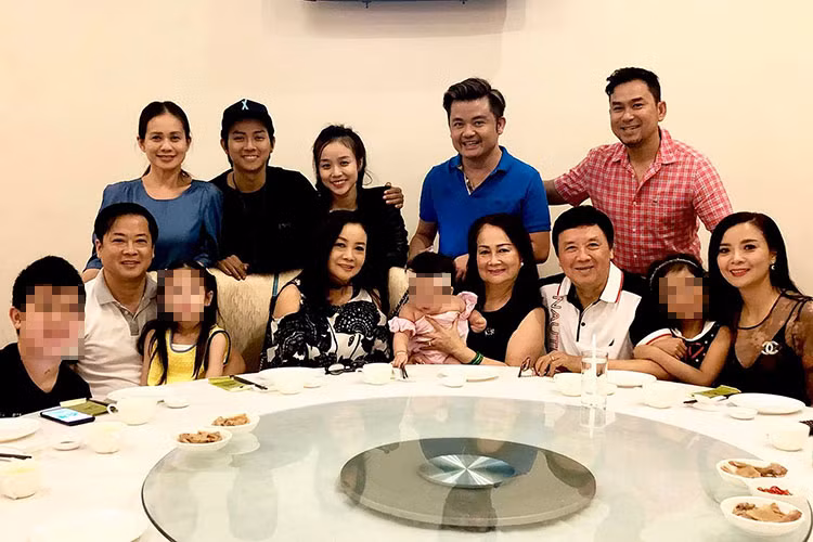 Một số cư dân mạng phán đoán bé gái gần gũi với gia đình Hoàng Ngọc chính là con gái của Hoài Lâm.