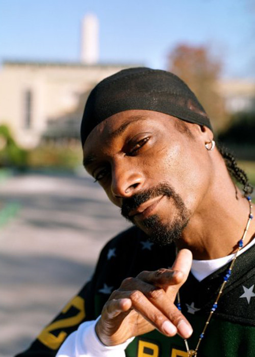 Theo Dân Việt, Snoop Dogg xuất thân từ một gia đình nghèo ở Long Beach (California, Mỹ). Vì sớm va vấp cuộc đời, anh trở nên cứng đầu và bất cần.