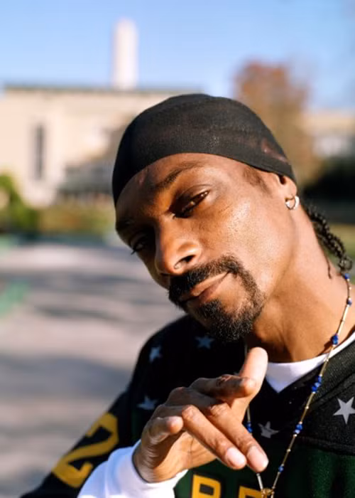 Theo Dân Việt, Snoop Dogg xuất thân từ một gia đình nghèo ở Long Beach (California, Mỹ). Vì sớm va vấp cuộc đời, anh trở nên cứng đầu và bất cần.