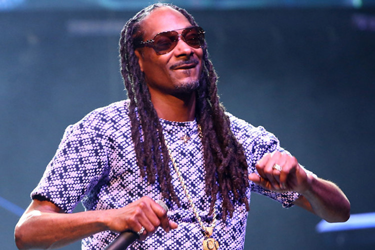 Khi nổi tiếng, Snoop Dogg vẫn nhiều lần bị cảnh sát “sờ gáy” vì tàng trữ ma túy, vũ khí bất hợp pháp hay ẩu đả gây mất trật tự.