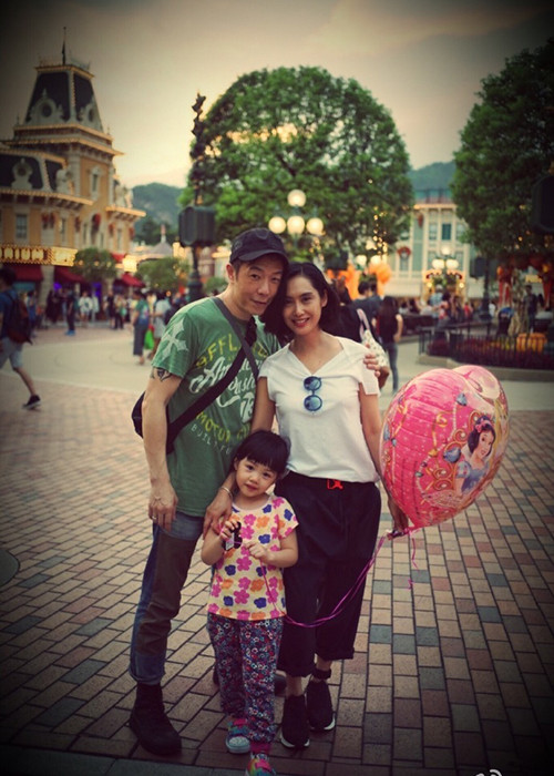 Đối với Chu Ân, Huỳnh Quán Trung luôn là người đàn ông tốt, luôn mang đến cho cô sự mới lạ và giúp cô xoa dịu nỗi đau bị Châu Tinh Trì phản bội.