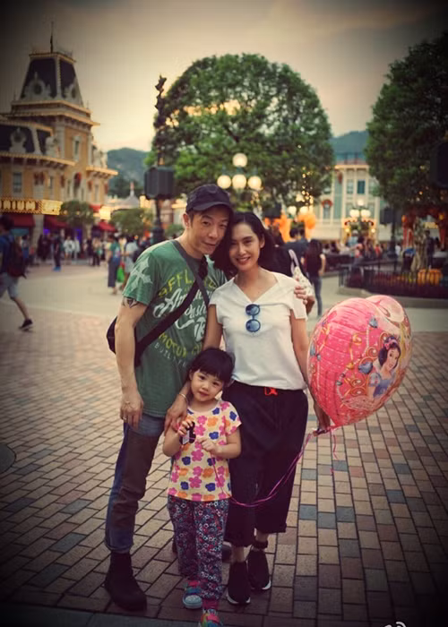 Đối với Chu Ân, Huỳnh Quán Trung luôn là người đàn ông tốt, luôn mang đến cho cô sự mới lạ và giúp cô xoa dịu nỗi đau bị Châu Tinh Trì phản bội.