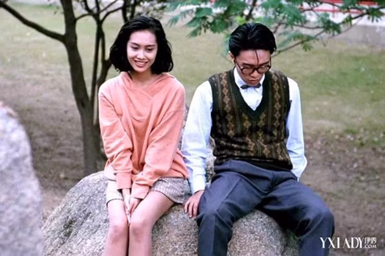 Châu Tinh Trì được cho là vẫn dằn vặt sau khi mối tình với Chu Ân đổ vỡ và đây cũng là lý do vua hài chưa kết hôn khi đã ở độ tuổi 57.