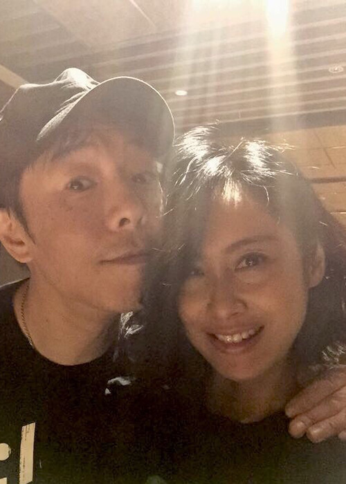 Sau nhiều năm quen biết và chung sống, tình cũ của Châu Tinh Trì và chồng vẫn hạnh phúc nồng nàn như thuở mới yêu.