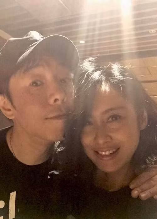 Sau nhiều năm quen biết và chung sống, tình cũ của Châu Tinh Trì và chồng vẫn hạnh phúc nồng nàn như thuở mới yêu.