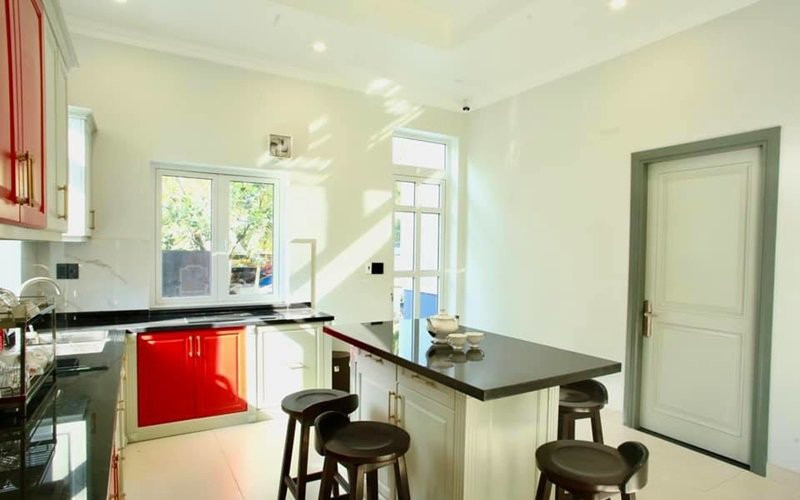 Căn bếp hiện đại, tiện nghi không thiếu thứ gì.