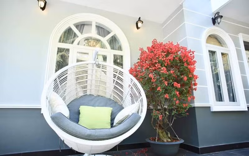 Phía ngoài nhà anh đặt bàn ghế để bố mẹ thư giãn mỗi buổi sớm mai.