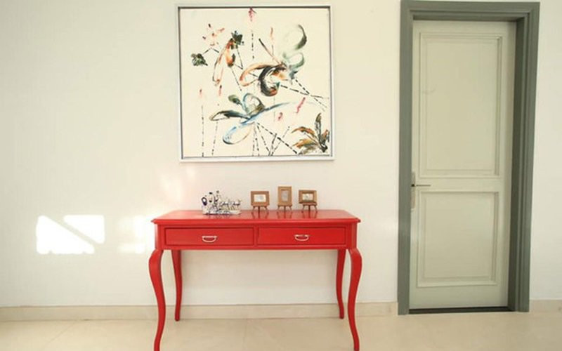 Trong nhà nam diễn viên không chú trọng trang trí quá nhiều mà chỉ tô điểm bằng 1 vài bức trang màu sắc, hút mắt.