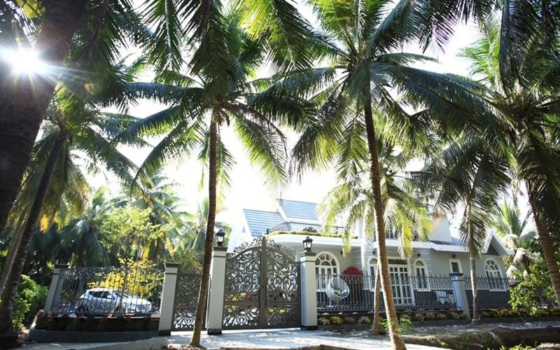 Thế nhưng, điểm đặc biệt nhất của căn biệt thự phải kể tới rặng dừa bao quanh. Nhiều người hâm mộ khen ngợi ý tưởng của nam ca sĩ khi đưa chất liệu đậm hơi hướng quê hương vào trang trí nhà.