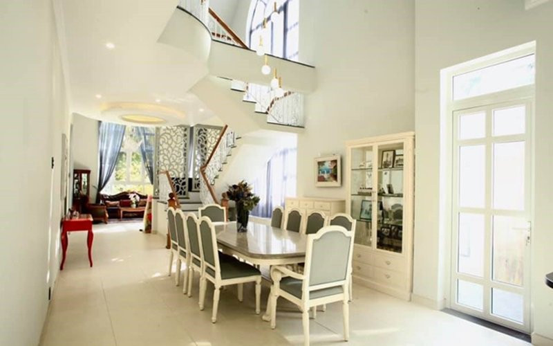 Nói về ý tưởng xây biệt thự, chàng diễn viên điển trai của điện ảnh Việt chỉ khiêm tốn chia sẻ: Ba, mẹ đã già, một đời tần tảo nuôi con và quanh năm ở miệt sông nước, anh muốn báo hiếu để bố mẹ có một căn nhà khang trang.