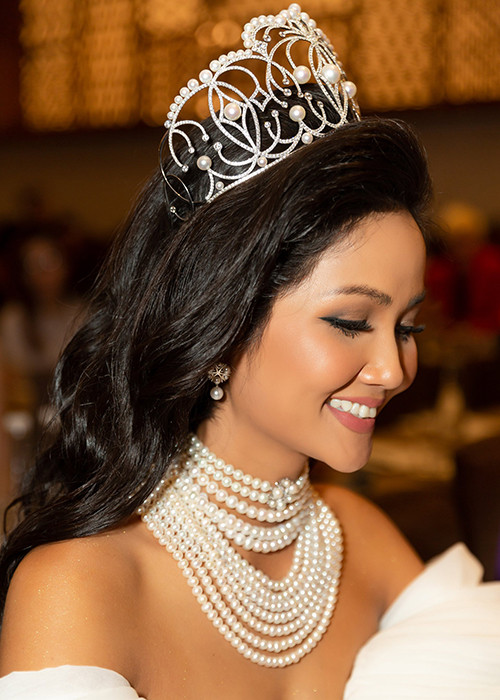 Người đẹp cho hay, thời gian đầu đội vương miện, cô cũng trăn trở, băn khoăn và áp lực nhưng cô hiểu, hãy cứ là chính mình và dành trái tim của mình cho cộng đồng.