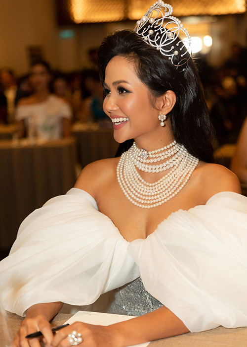 Theo ban tổ chức, tân hoa hậu sẽ được nhận vương miện mới với concept “Brave heart – Trái tim dũng cảm”.