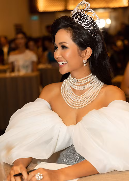 Theo ban tổ chức, tân hoa hậu sẽ được nhận vương miện mới với concept “Brave heart – Trái tim dũng cảm”.