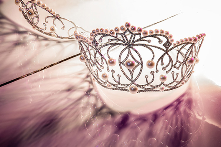 Cùng với 10 viên ngọc trai South Sea, 49 viên ngọc trai Akoya và 1165 viên đá sapphire góp phần tạo sự gắn kết của cấu trúc vương miện.