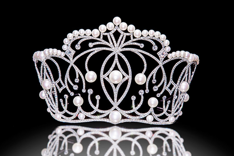 Tuy nhiên, mới đây, ban tổ chức quyết định tặng H’hen Niê chiếc vương miện này vì sức ảnh hưởng và thành tích trên đấu trường quốc tế của cô.