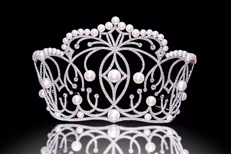 Tuy nhiên, mới đây, ban tổ chức quyết định tặng H’hen Niê chiếc vương miện này vì sức ảnh hưởng và thành tích trên đấu trường quốc tế của cô.