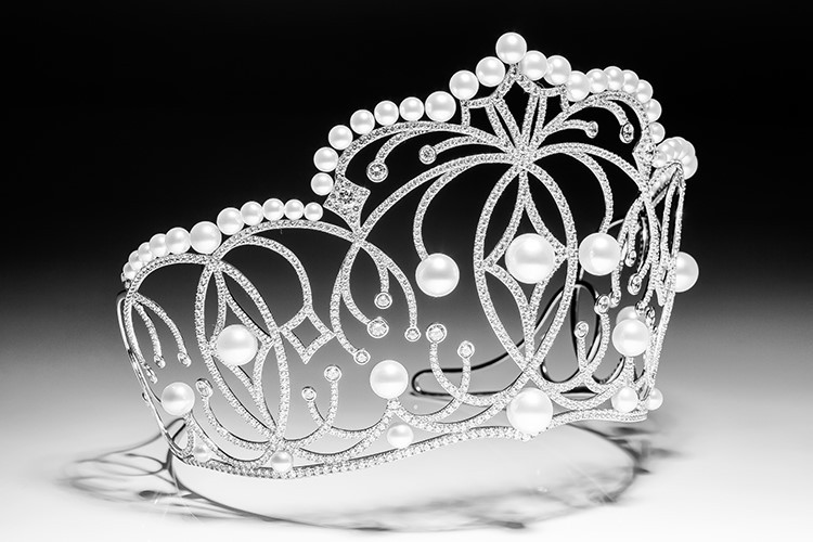 Chiếc vương miện được dùng để trao luân lưu mỗi năm.