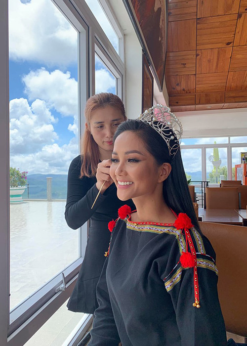 Theo Ngôi sao, vương miện thật được ban tổ chức cất giữ sau đêm đăng quang còn vương miện phiên bản được H’hen Niê sử dụng trong các hoạt động thường ngày.