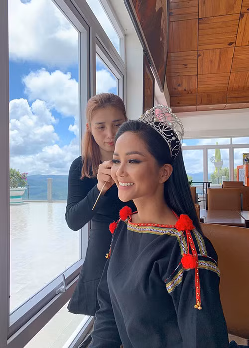 Theo Ngôi sao, vương miện thật được ban tổ chức cất giữ sau đêm đăng quang còn vương miện phiên bản được H’hen Niê sử dụng trong các hoạt động thường ngày.