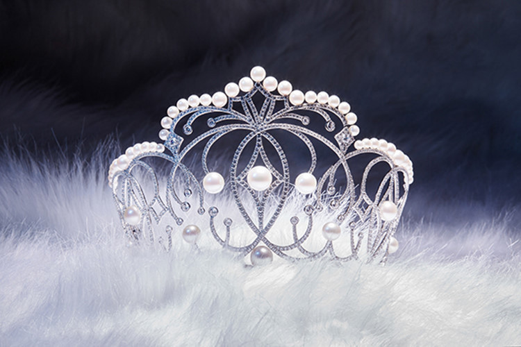 Những viên ngọc trai South Sea thể hiện cho ước mơ vươn đến tầm cao mới, được tô điểm bởi hàng ngàn viên đá sapphire.