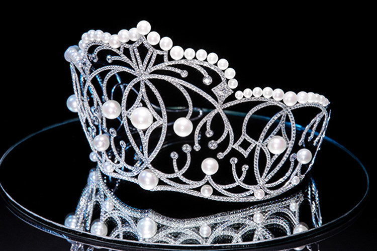 Được biết, vương miện được chế tác từ 10 viên ngọc trai South Sea, 49 viên ngọc trai Akoya và 1165 viên đá sapphire.