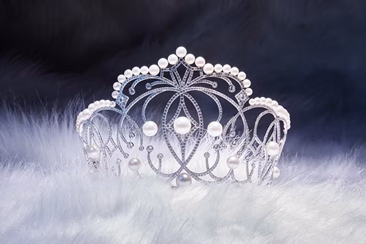 Những viên ngọc trai South Sea thể hiện cho ước mơ vươn đến tầm cao mới, được tô điểm bởi hàng ngàn viên đá sapphire.