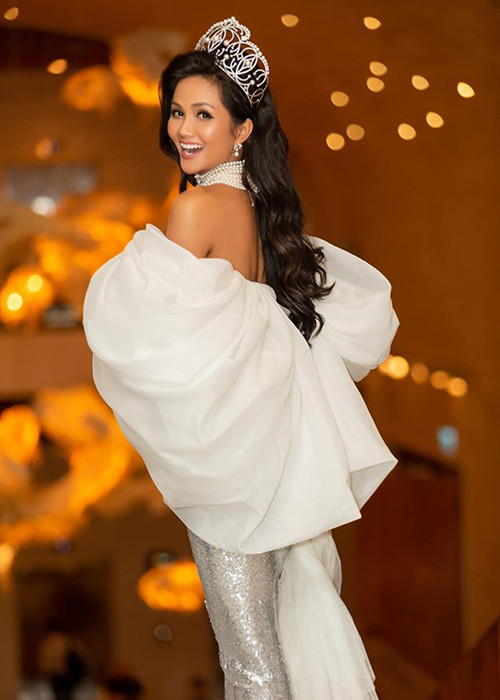 H’hen Niê chia sẻ, lần đầu tiên đội vương miện, cô vỡ òa cảm xúc, còn lần thứ hai, cảm xúc của cô thật khó tả.