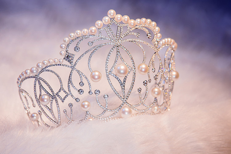 Sắc trắng của ngọc trai và đá sapphire phản chiếu với ánh sáng sẽ ánh lên những màu sắc khác nhau, tượng trưng cho sự sáng tạo không ngừng và bứt phá mọi giới hạn của thế hệ trẻ.