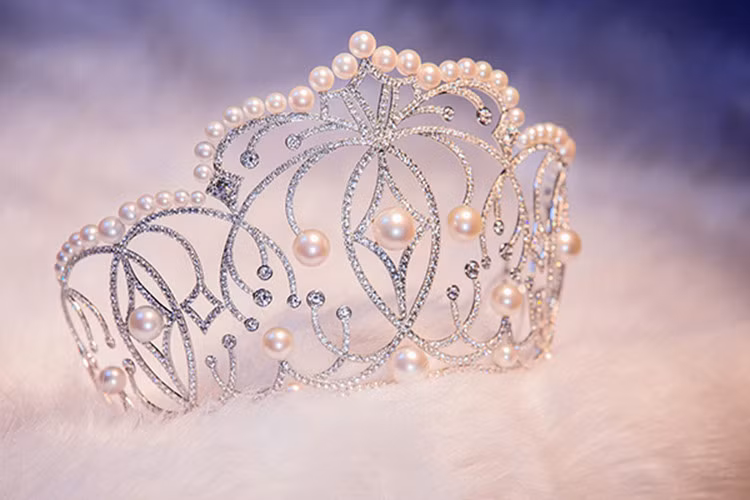 Sắc trắng của ngọc trai và đá sapphire phản chiếu với ánh sáng sẽ ánh lên những màu sắc khác nhau, tượng trưng cho sự sáng tạo không ngừng và bứt phá mọi giới hạn của thế hệ trẻ.